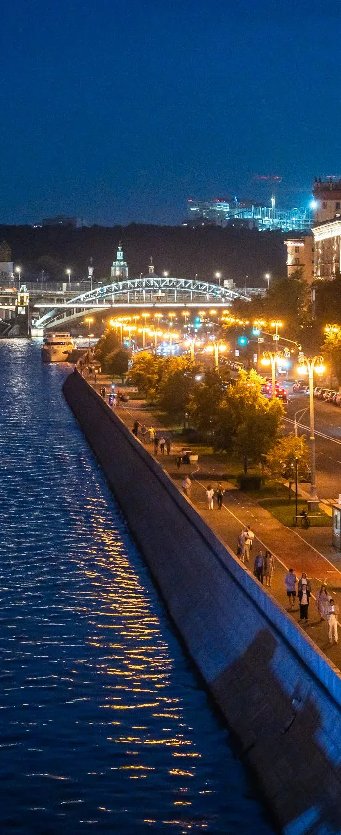Вечерняя набережная у Андреевского моста
